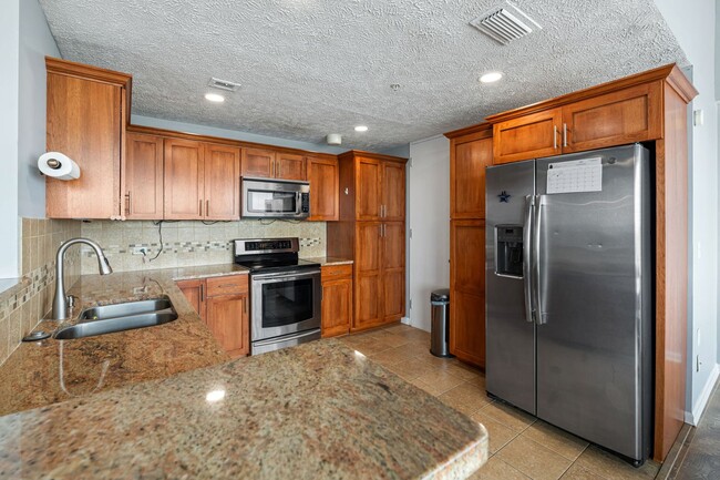 Building Photo - Breathtaking downtown East-facing, penthouse condo - FURNISHED!