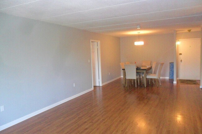Building Photo - 1550 Worcester Rd