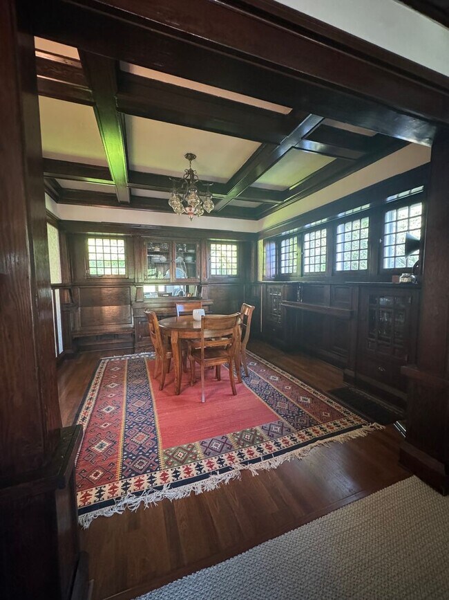 Building Photo - Beautiful Classic 4+ Bedroom 3,800 Sq. Ft....