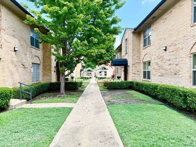 Building Photo - 2 Bed / 2 Bath Condo in Gated, Secluded Co...