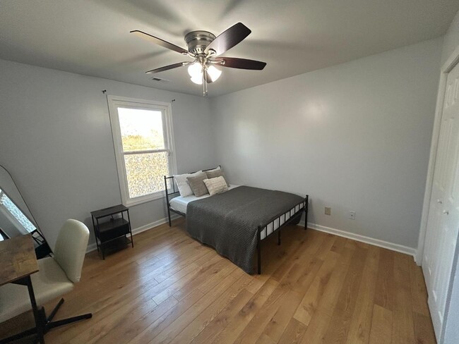 Building Photo - 900 Newcombe Rd