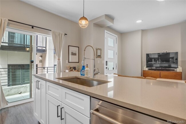 Building Photo - Spacious 3-Bed Townhouse with Finished Basement in Denver's Heart