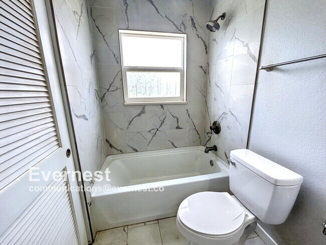 Building Photo - Cozy 3-Bedroom, 1-Bathroom Home in a Conve...