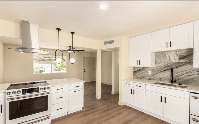 Building Photo - 12613 N 29th Ave