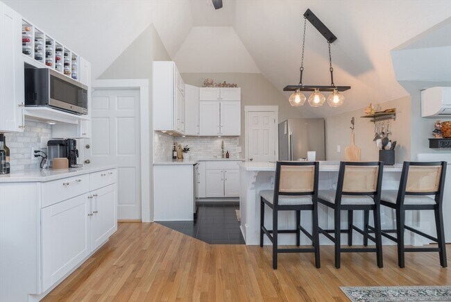 Building Photo - 36 Saxton St