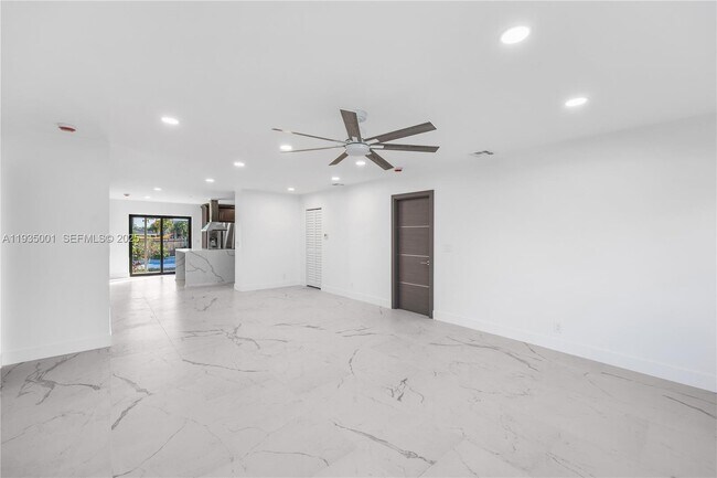 Building Photo - 218 SE 2nd St