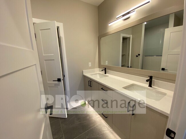 Building Photo - Townhouse with 3 bedrooms / 2 bathrooms in...