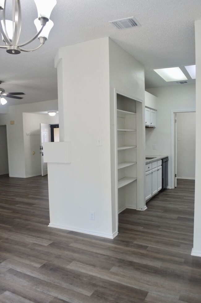 Building Photo - Charming 3 bed 2 bath with a converted gar...