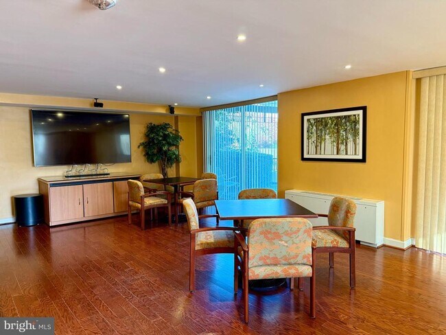 Building Photo - 10401 Grosvenor Pl