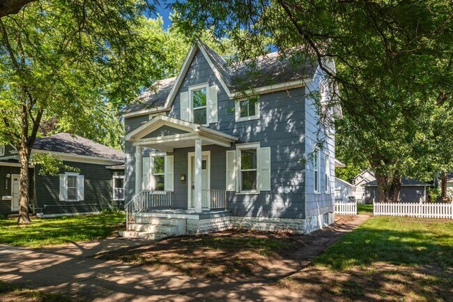 Building Photo - Gorgeous Northside Home with Quartz Countertops!