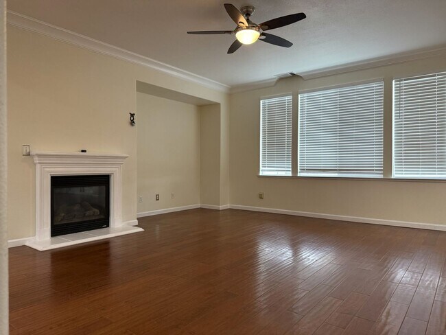 Building Photo - Lovely 5/3 with a desirable downstairs bedroom.