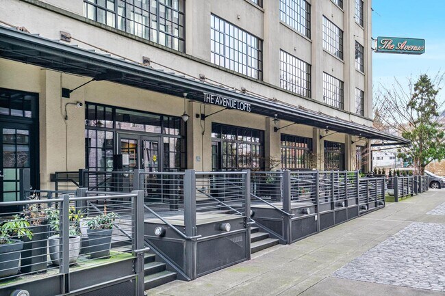 Building Photo - Stylish, south-facing 1-bdrm/1-bath loft in the Pearl—Deeded parking & storage