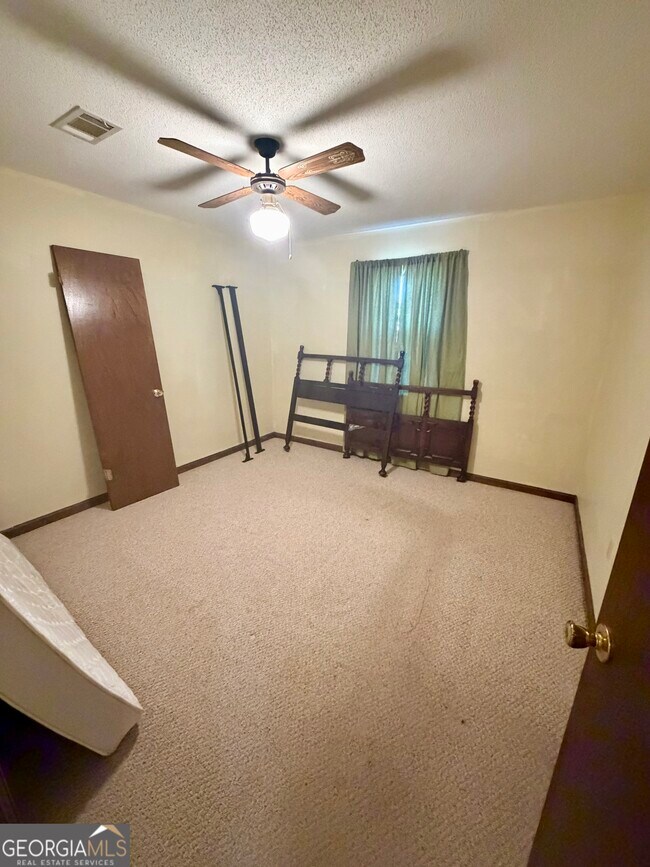 Building Photo - 131 Foxwood Cir