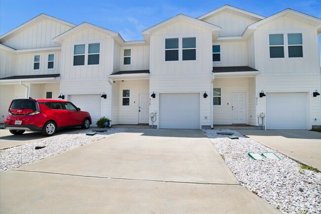Building Photo - New Townhome near UWF and Nine Mile Rd