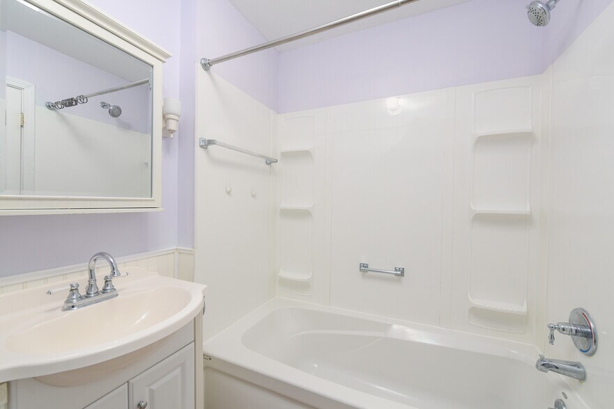 Building Photo - 247 E 248th St