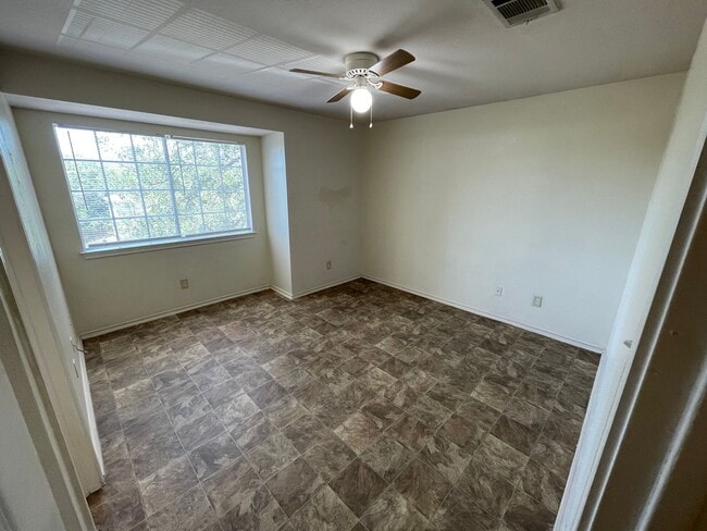 Building Photo - 933/935 Sagewood Trail
