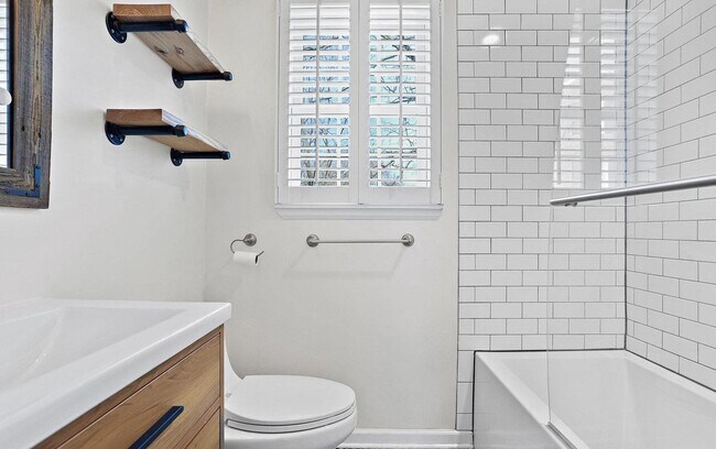 Upper Level Bathroom - 4901 29th Rd S