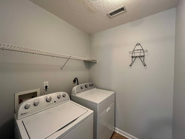 Building Photo - Classic 3BD, 2BA Apex Home in a Prime Loca...