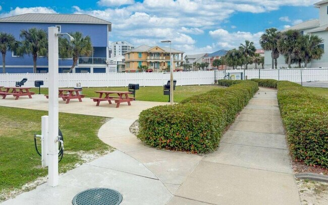 Building Photo - 572 E Beach Blvd