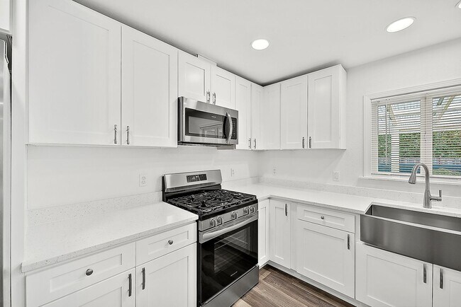 Building Photo - Updated 3-Bedroom Port Orchard Rambler with Covered Porch