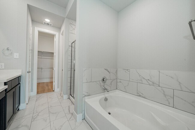 Building Photo - Stunning 4-bedroom, 3-bathroom home locate...