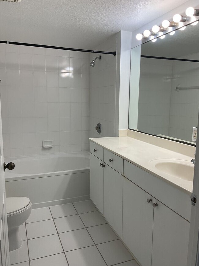 Building Photo - Great Location, Great Savings! Up to $2,000 Move-In Incentive + No Utility Connection Fee