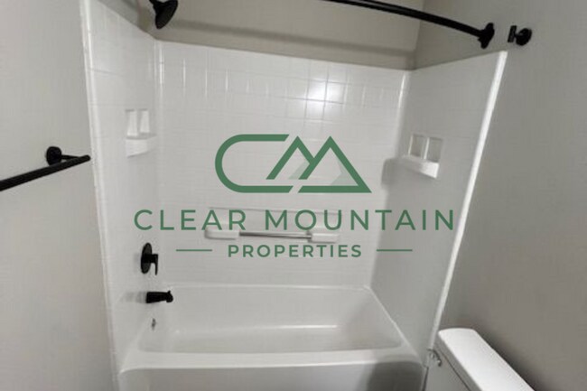 Building Photo - Beautifully Updated 4BR/2BA Home with Modern Finishes!