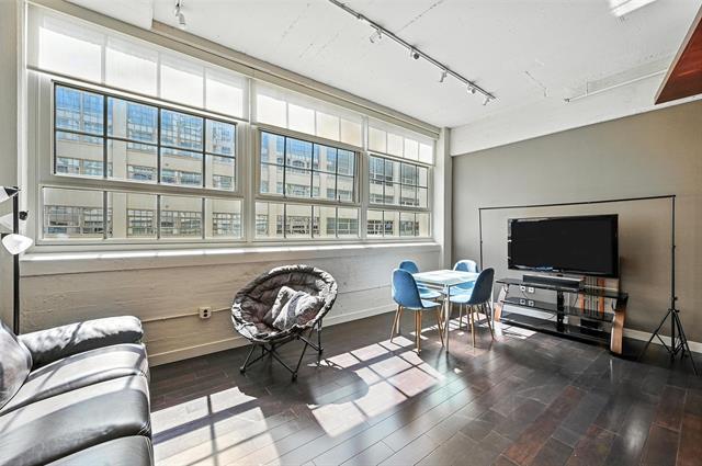Building Photo - 2600 W 7th St