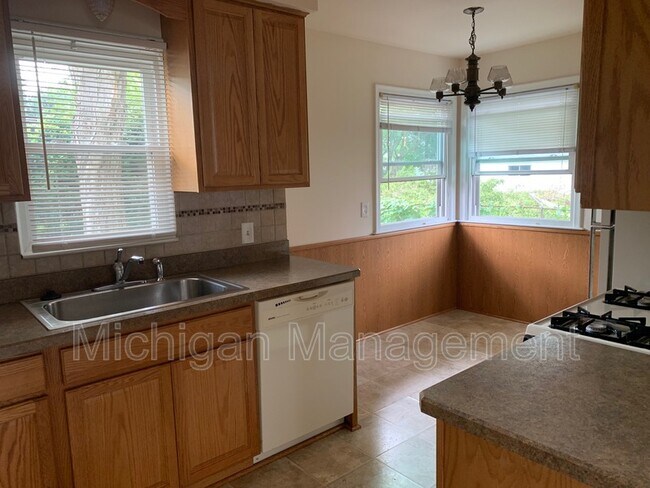 Building Photo - 32469 Rosslyn Ave