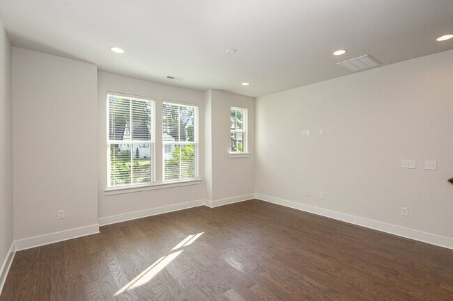 Building Photo - 2319 Rozzelles Ferry Rd
