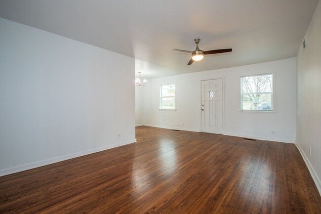 Building Photo - Beautiful 3 bedroom 1 bath, Available in April!