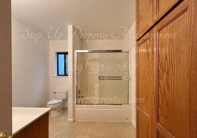 Building Photo - Cozy and Charming 3 Bedroom 2 Bathroom in ...