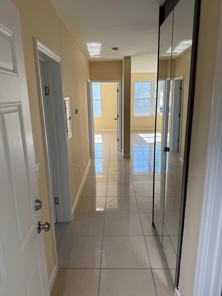 Entry - 183 Thorne St