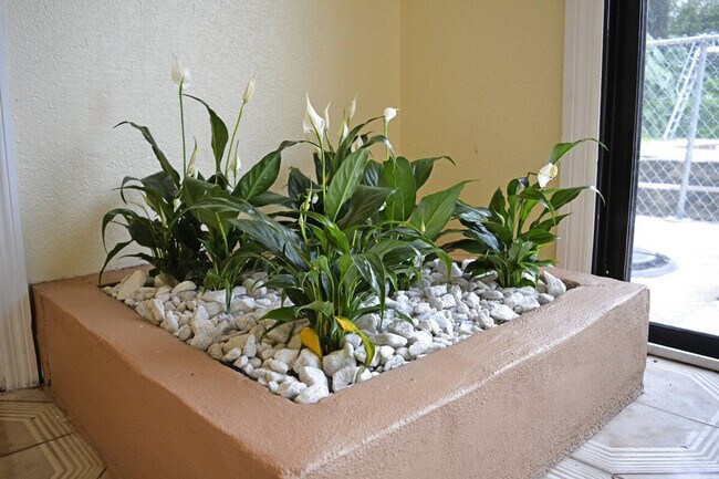 Building Photo - 2233 E Kaley Ave