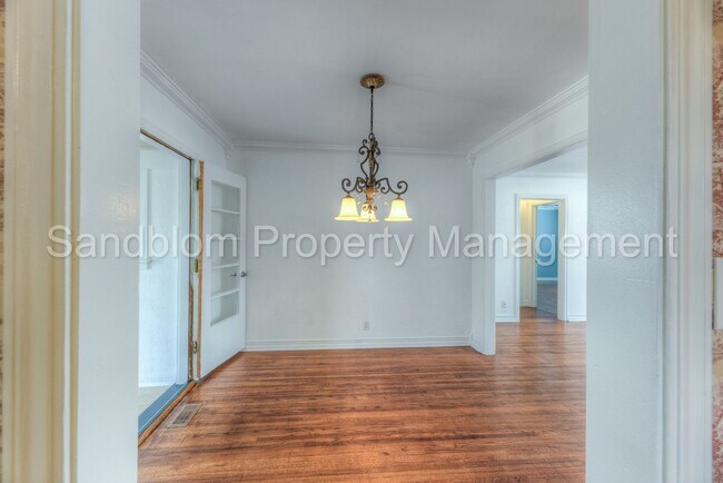 Building Photo - FOR LEASE | Brookside | $1300 Rent + $1300...