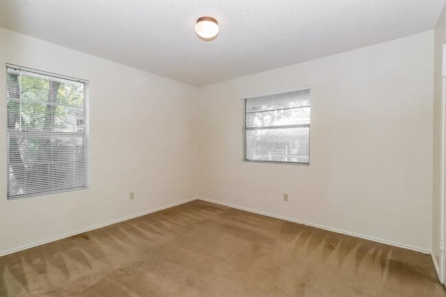 Building Photo - 1002 Country Aire Dr