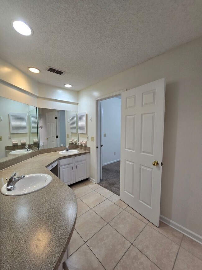 Building Photo - 3 Bedroom 2 Bath at Chimney Lakes