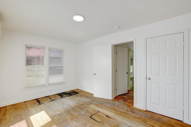 Building Photo - 302 Olive St