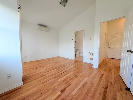 Building Photo - Lovely Ballard Townhome - Exceptional Location! AVAILABLE NOW!