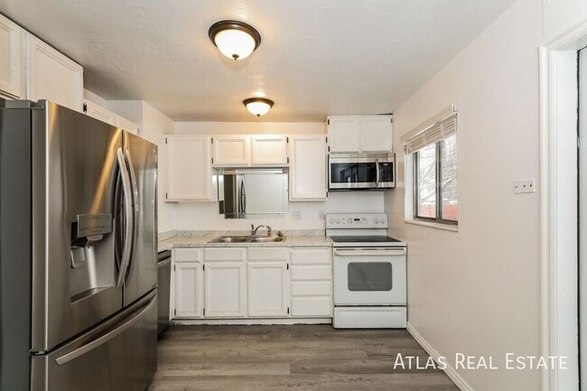 Building Photo - 785 E 650 S