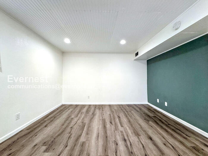 Building Photo - 5300 E Cherry Creek S Dr