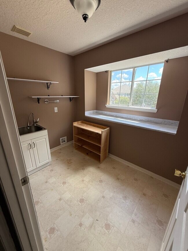 Building Photo - 2211 Cambridge Dale Ct