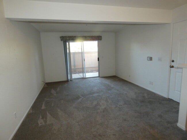 Building Photo - Bright and Fresh Downstairs 1 bedroom Condo at Las Palmas