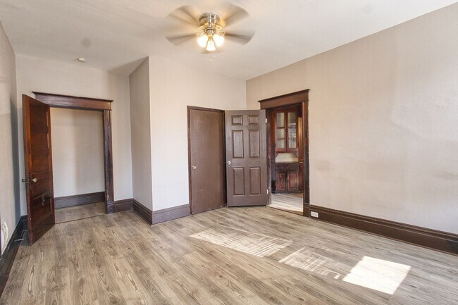 Building Photo - Charming 2-Bedroom South City Apartment with Historic Character