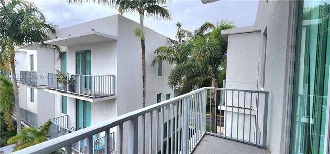 Building Photo - 2146 Van Buren St