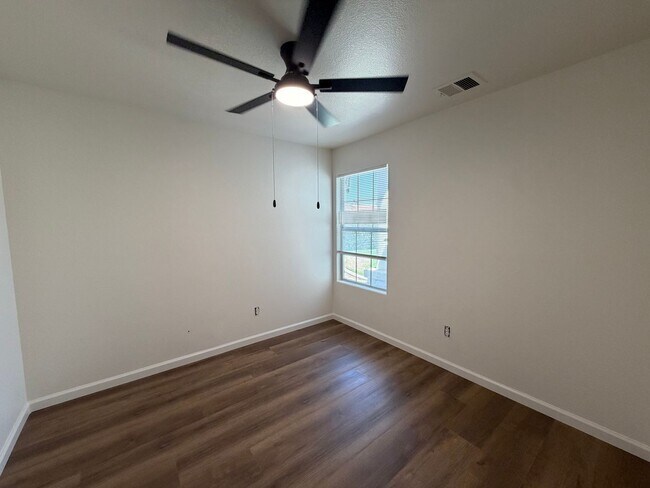 Building Photo - Riverlakes Community 4 Bedroom!