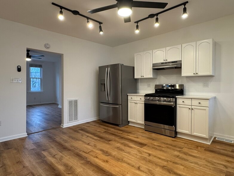 Building Photo - 16 Sycamore St