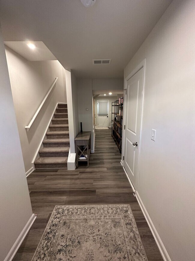 Building Photo - FULLY FURNISHED like-new Townhouse w/ Garage