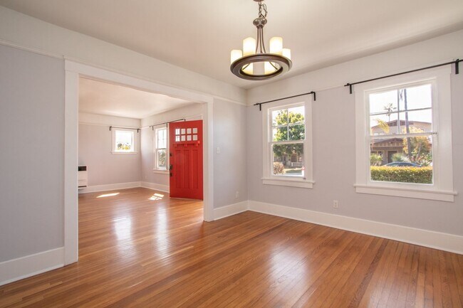 Building Photo - Charming North Park 2 Bed/1Bath with Washer/Dryer, Backyard & Parking!