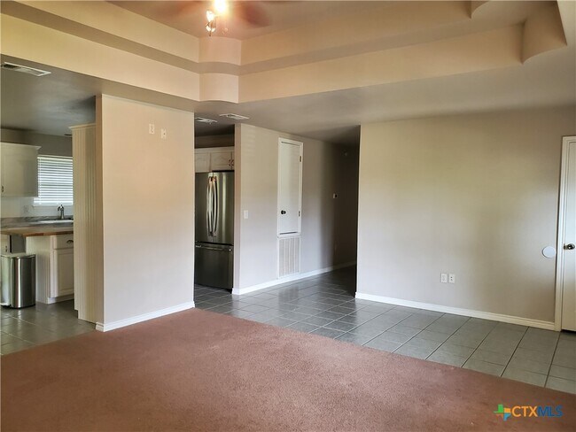 Building Photo - 136 Royal Crest Cir